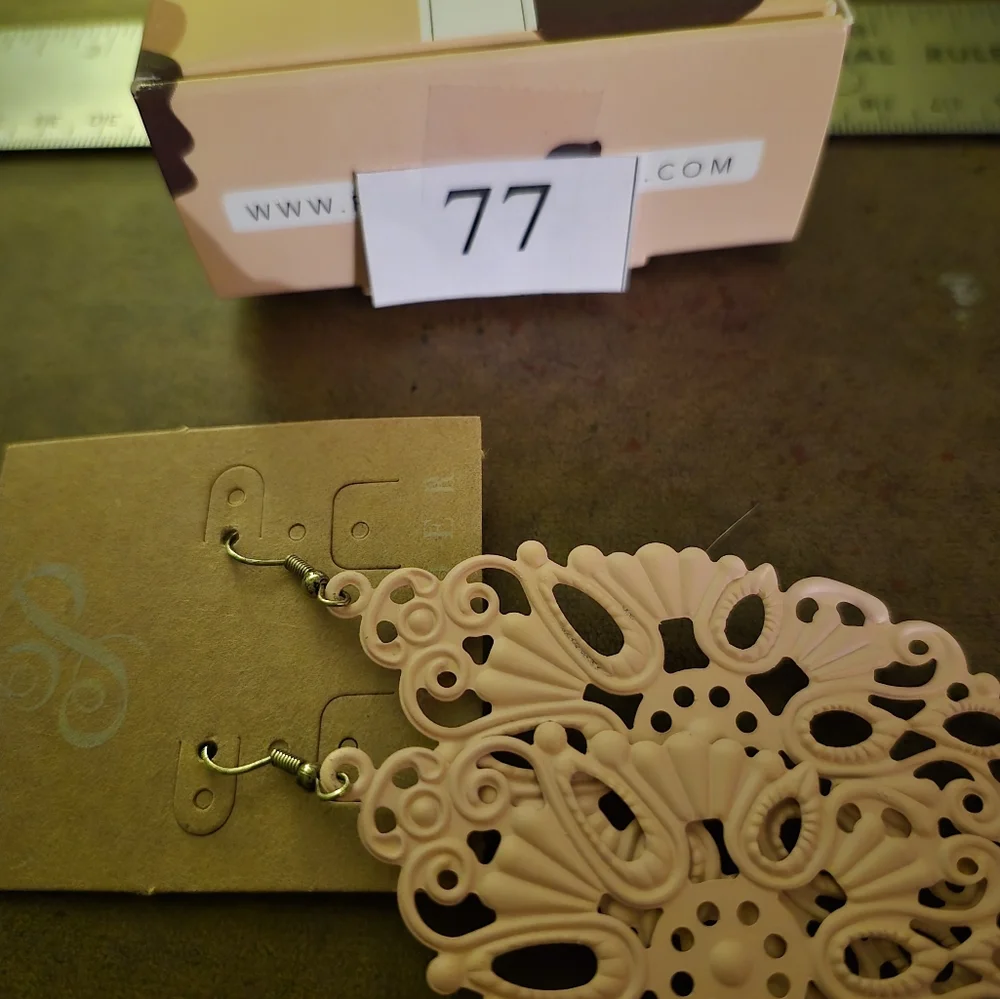 New Plunder Elegant Pink Earrings - Picture 3 of 3